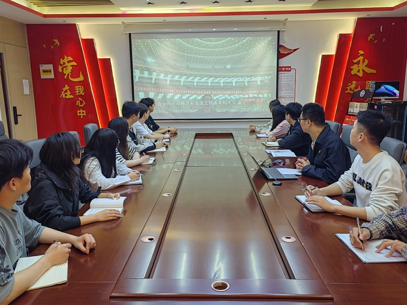 国产精品高潮呻吟久久学生第四党支部开展“弘扬工匠精神，致敬劳动模范”主题党课学习